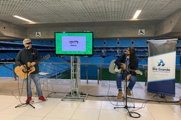 Rafael Malenotti (E), representando o Internacional, e Rafa Machado, pelo Grêmio, cantaram na Live Grenal
