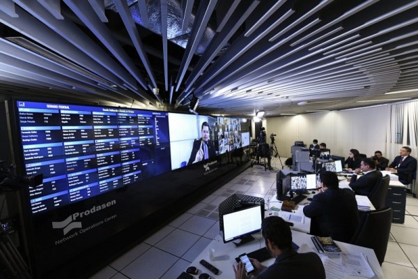 Sessão remota do Senado na noite do sábado (2) registrou a presença dos 81 senadores