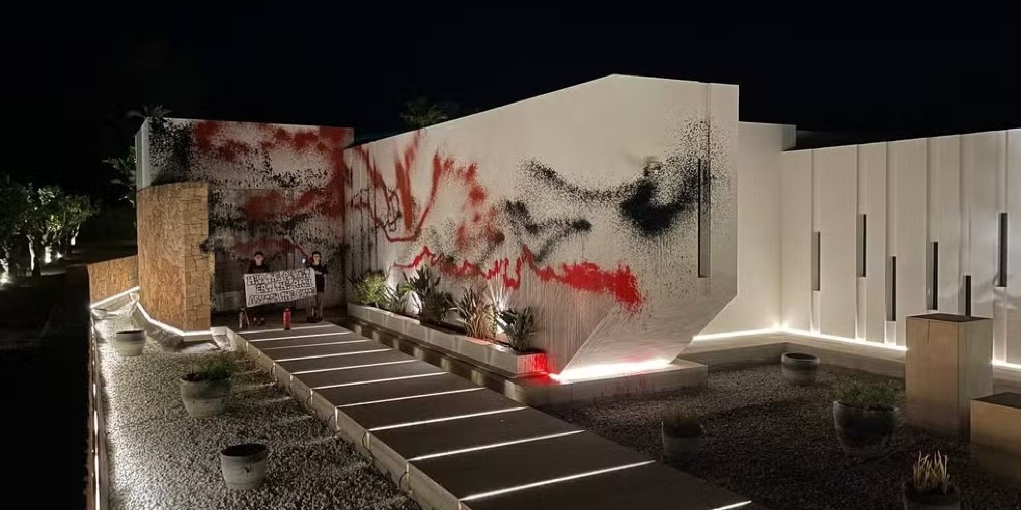 Ambientalista vandalizam a mansão de Messi em Ibiza