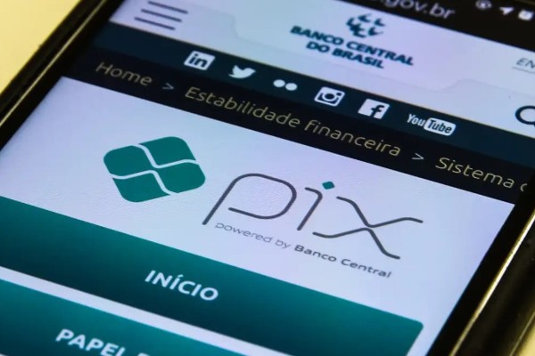 Receita Federal vai passar a monitorar operações com PIX e cartões de crédito