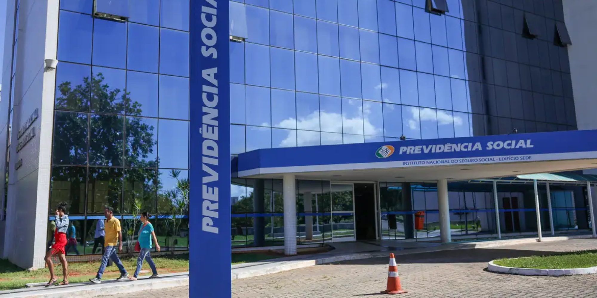 Empresas de fachada e agentes públicos são suspeitos de envolvimento em esquema que desviou bilhões de aposentados e pensionistas Empresas de fachada e agentes públicos são suspeitos de envolvimento em esquema que desviou bilhões de aposentados e pensionistas