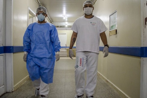 Máscara deve ser usada por um período maior somente se estiver íntegra, limpa e seca