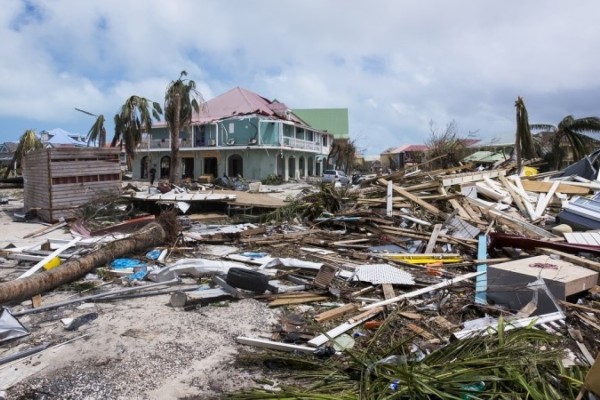 Furacão Milton: tempestade perde força, mas deixa rastro de destruição