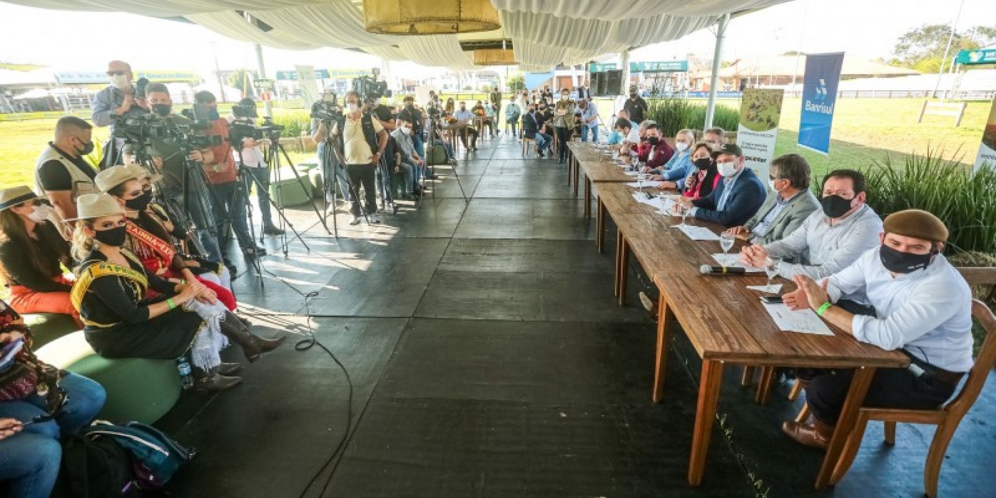 Coletiva de imprensa com autoridades ocorreu neste domingo 