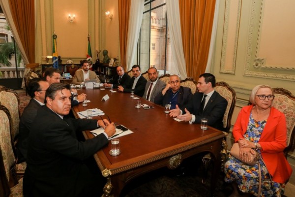 Medidas foram apresentadas aos chefes de Poderes durante reunião conduzida pelo governador Leite com a presença de secretários