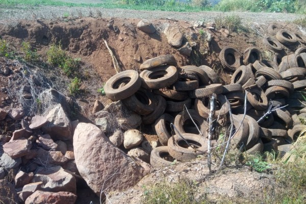 DENÚNCIA: Moradores reclamam de pneus abandonados no "Picão" Encantado
