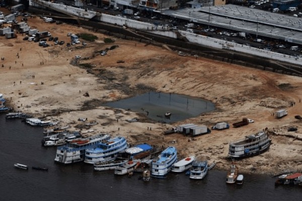 Rio Negro em Manaus, atinge o mais baixo nível da história