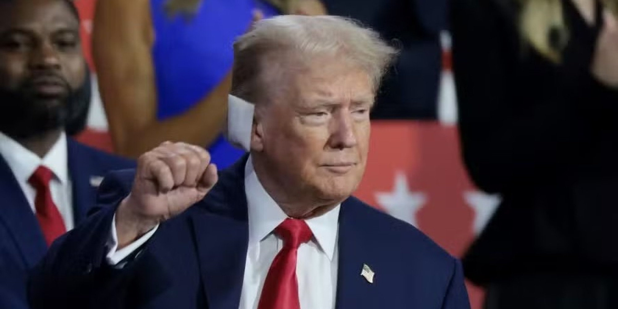 Trump aparece pela primeira vez com curativo na orelha após atentado