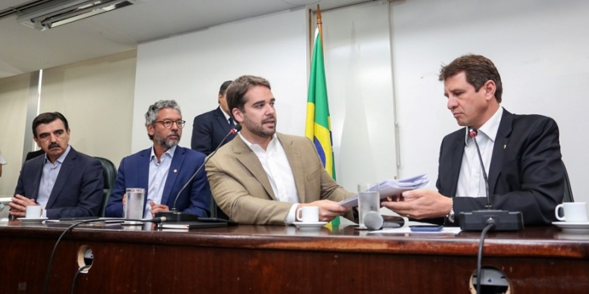  Uma das propostas encaminhadas por Leite prevê a contratação, em caráter emergencial, de 17 especialistas em saúde