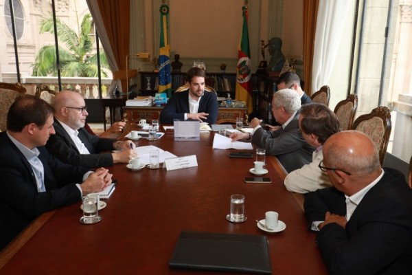 Secretários da Fazenda e do Planejamento, além de representantes do Banrisul, BRDE e Badesul, participaram da reunião com Leite 
