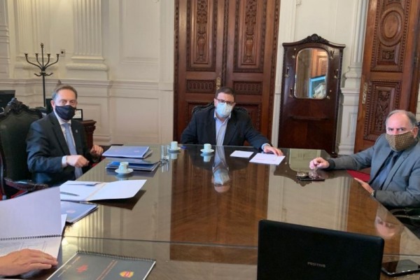  Presidente da FGF, Luciano Hocsman, secretário Gastal (SGGE) e secretário Vargas (Sel) em reunião para estudar volta do futebol