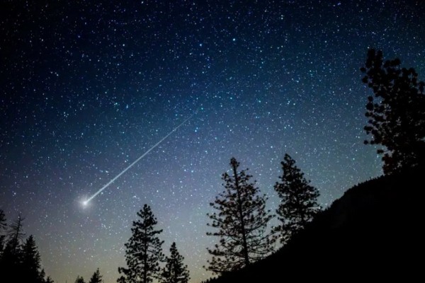 Francesa tomava café na varanda quando foi atingida por meteorito