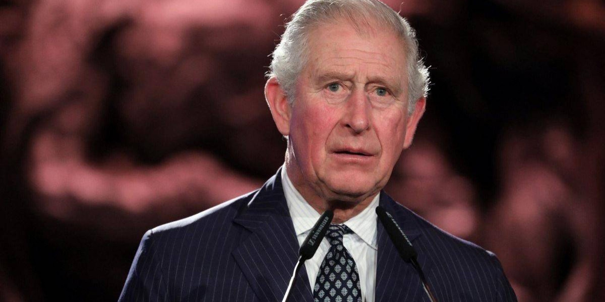 Charles tem 71 anos 