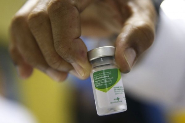 Nesta segunda-feira (23), campanha de vacinação abre para idosos e profissionais da saúde