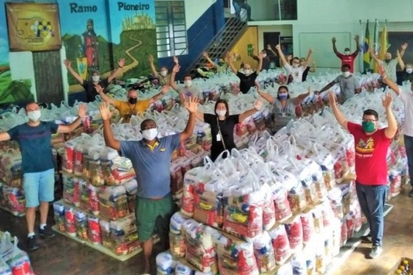 Na 28ª CRE, de Gravataí, voluntários ajudaram no descarregamento dos kits de alimentação escolar dos caminhões