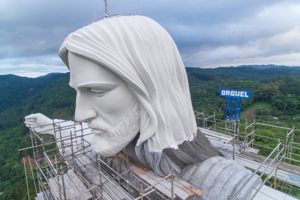 Pintura dos braços e rosto do Cristo Protetor é concluída 