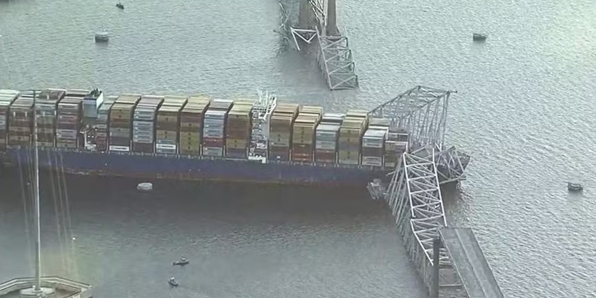 Ponte cai após ser atingida por navio no EUA