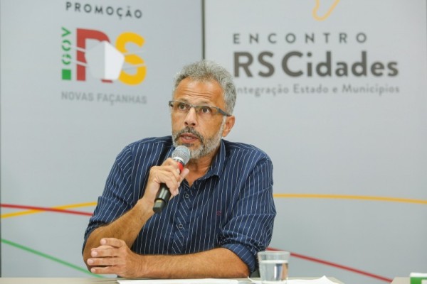Karam disse que a internet funciona como fonte de pesquisa, um braço do docente, mas jamais tira o papel fundamental do educador 