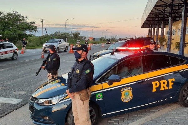 PRF prende homem por divulgar blitz em grupo de mensagens