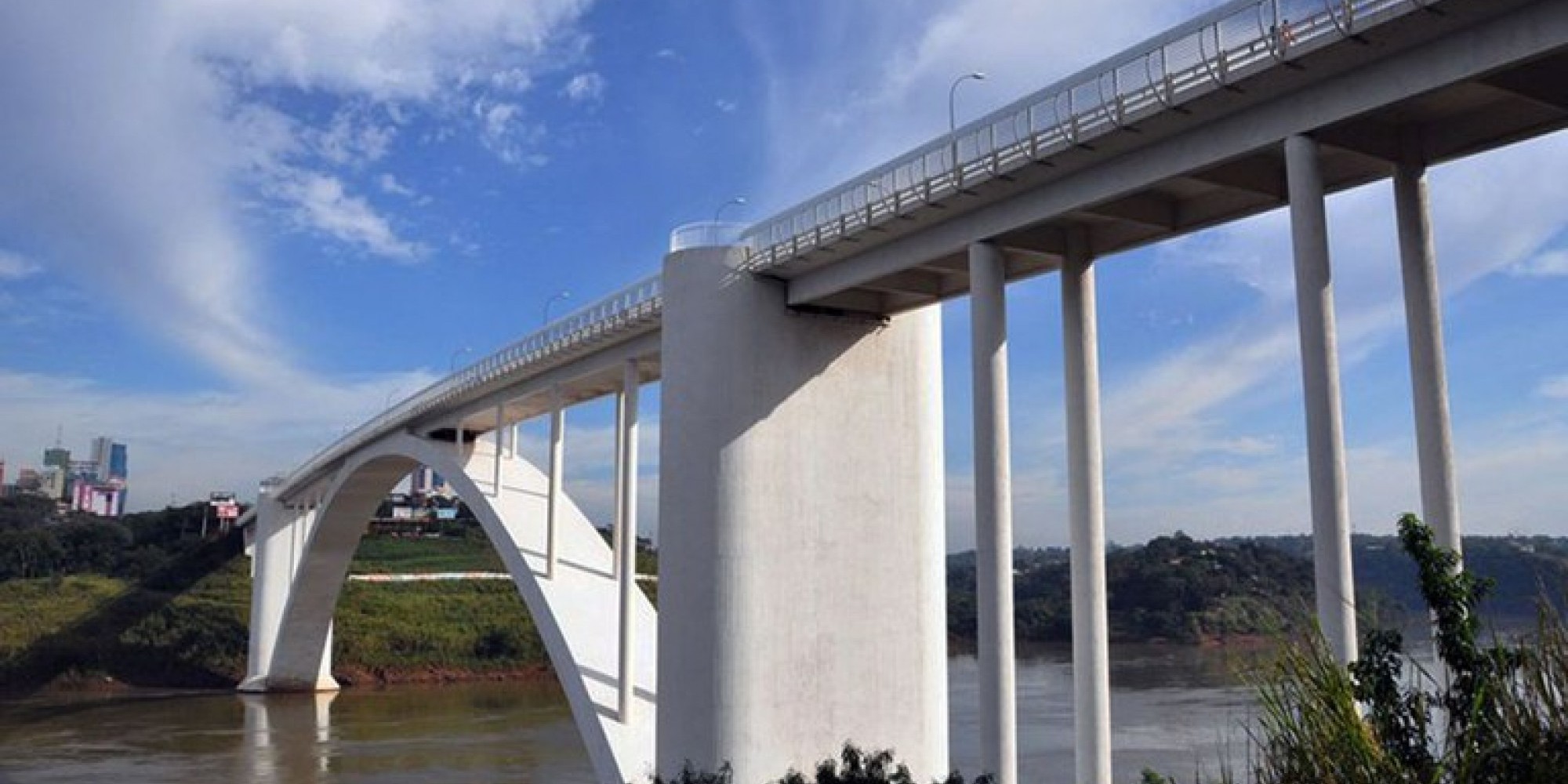 Ponte da amizade foi reaberta nesta quinta-feira (15) 