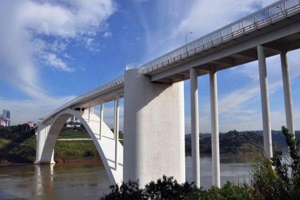 Ponte da amizade foi reaberta nesta quinta-feira (15) 
