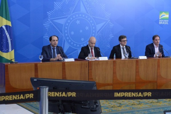 Equipe técnica do ministério da Economia, durante coletiva sobre ações financeiras do governo para combate devido à pandemia do Covid-19, no Palácio do Planalto, em Brasília, DF