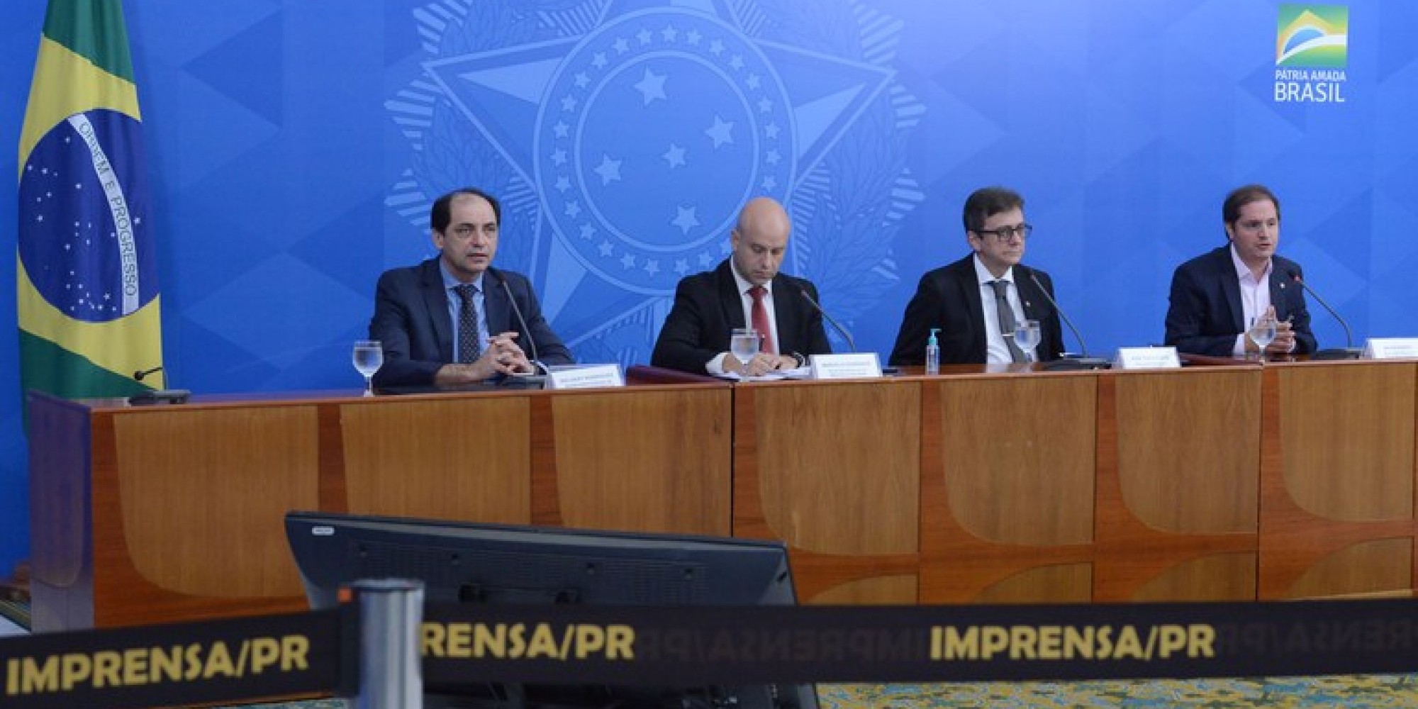Equipe técnica do ministério da Economia, durante coletiva sobre ações financeiras do governo para combate devido à pandemia do Covid-19, no Palácio do Planalto, em Brasília, DF