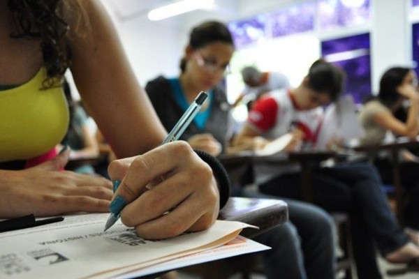 A instituições de ensino que não puderem receber a documentação fisicamente devem disponibilizar um canal para envio dos documentos de forma digital 