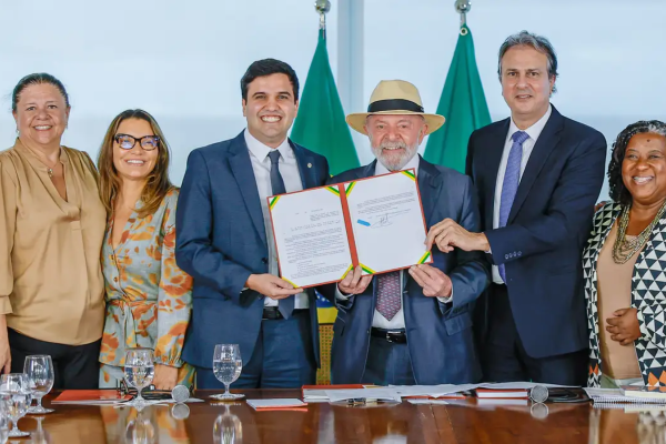 Lula sanciona lei que restringe uso de celular em escolas