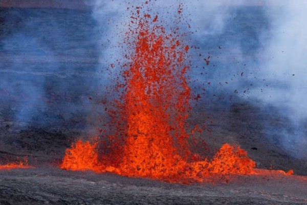 Maior vulcão ativo do mundo entra em erupção no Havaí