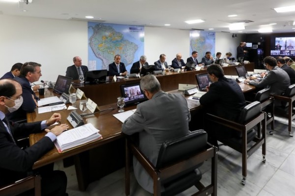 Presidente Bolsonaro conversou, por videoconferência, com governadores sobre o repasse a estados e municípios