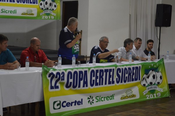 Kochann (De pé) é o presidente da Aslivata