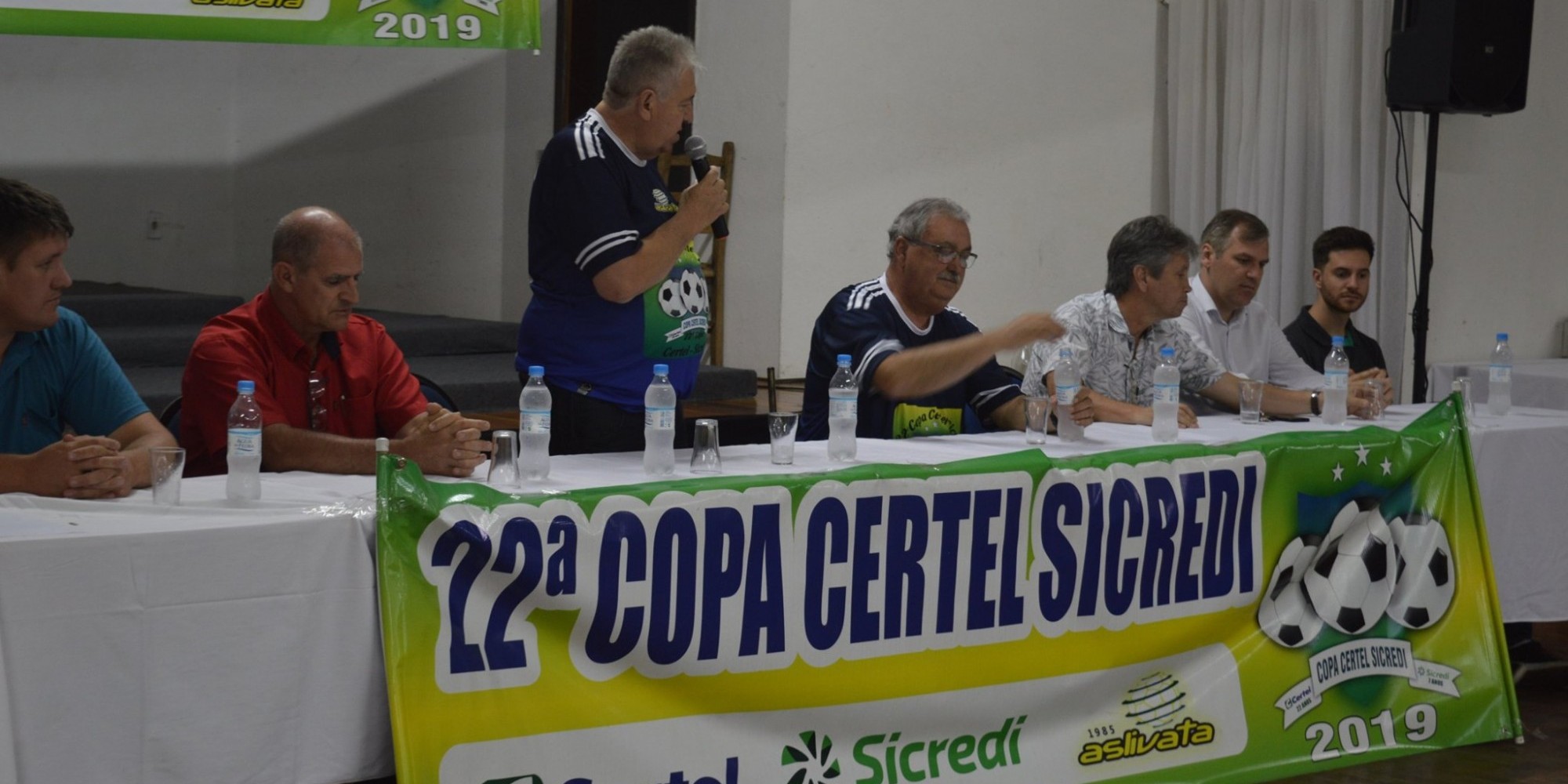 Kochann (De pé) é o presidente da Aslivata