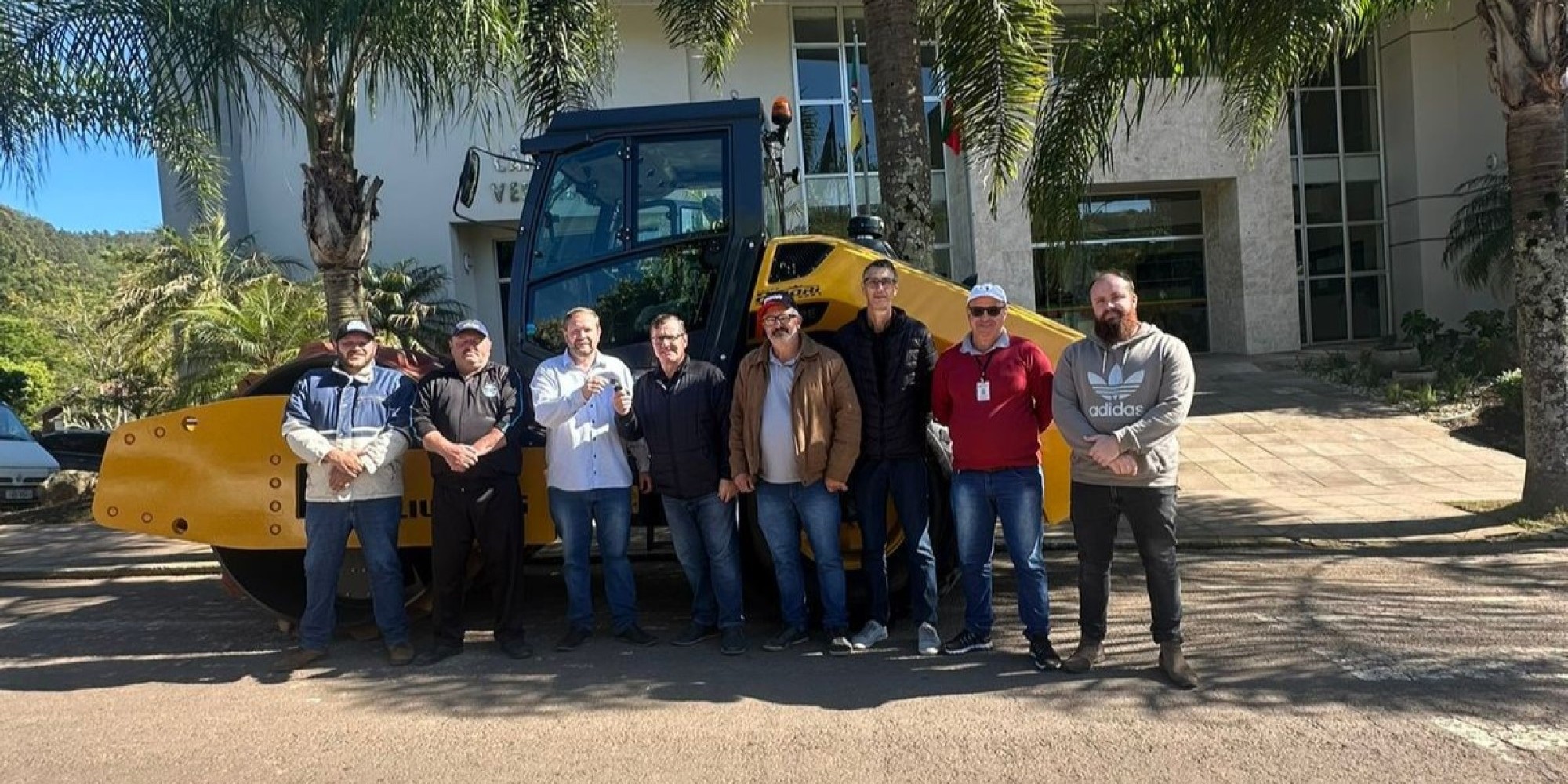 Equipamento vai reforçar os trabalhos de infraestrutura e melhorias nas estradas do interior