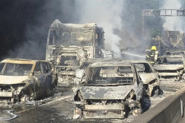 Caminhão pega fogo e incendeia 25 veículos em Palhoça
