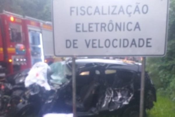Grave acidente deixa mulher em estado grave e criança ferida