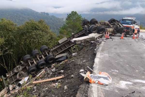 Acidente envolvendo caminhões deixa um morto na ERS-122