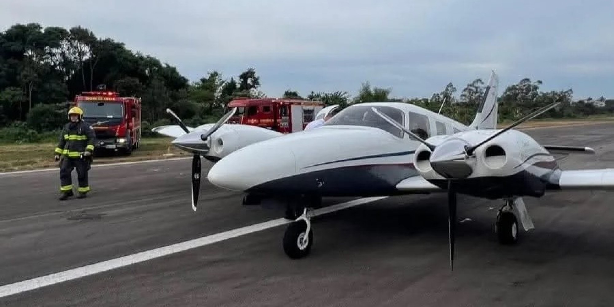 Avião bimotor tem pane e faz pouso de emergência