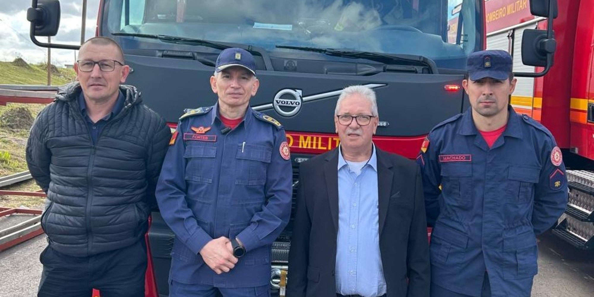 Bombeiros de Encantado recebem novo caminhão auto bomba tanque