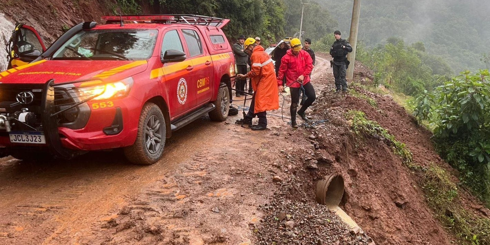Homem morre em acidente após carro despencar de ribanceira