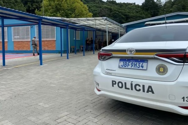 Dois meninos e uma menina atacam e esfaqueiam professora pelas costas