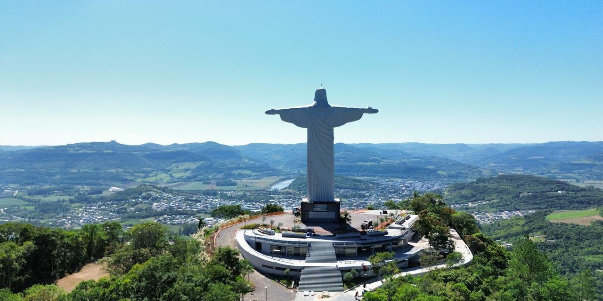Desde maio de 2021, mais de 320 mil visitantes de 60 países já passaram pelo monumento religioso. Neste fim de semana, o Complexo será oficialmente inaugurado com uma cerimônia que reunirá fiéis, autoridades religiosas e doadores. Desde maio de 2021, mais de 320 mil visitantes de 60 países já passaram pelo monumento religioso. Neste fim de semana, o Complexo será oficialmente inaugurado com uma cerimônia que reunirá fiéis, autoridades religiosas e doadores.