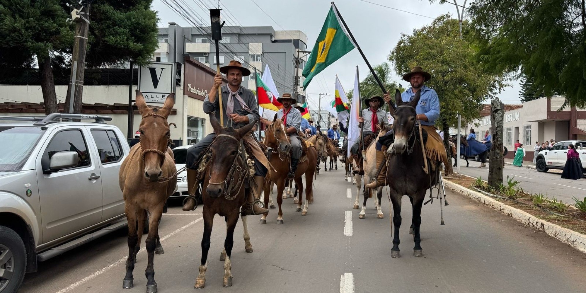 Cavaleiros da ORCAV/ MTG conduzem Chama Crioula até o Cristo Protetor