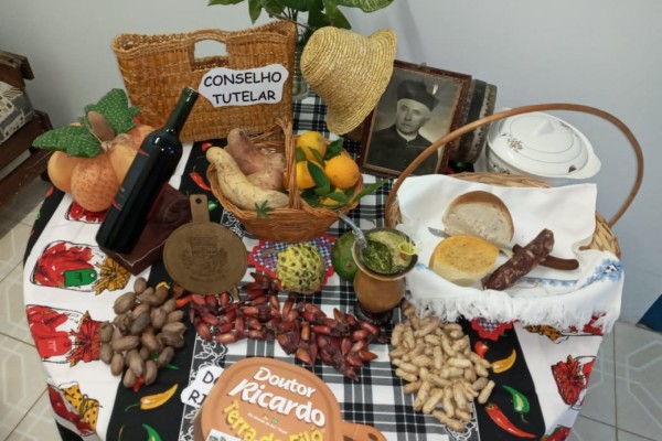 A ornamentação no Conselho Tutelar enaltece os os comes e bebes dos filós 