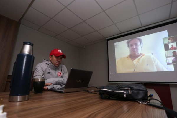 Coudet interagiu com outros profissionais do clube