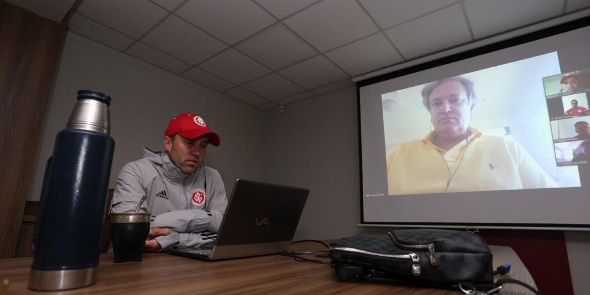 Coudet interagiu com outros profissionais do clube
