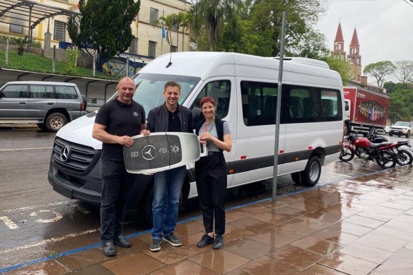 Encantado recebe novo veículo para o transporte de pacientes de hemodiálise