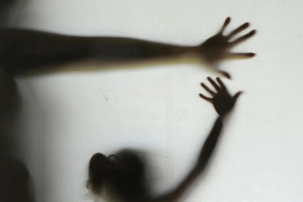 Mãe deixa filhos de 3 e 7 anos com o pai e os encontra embriagados