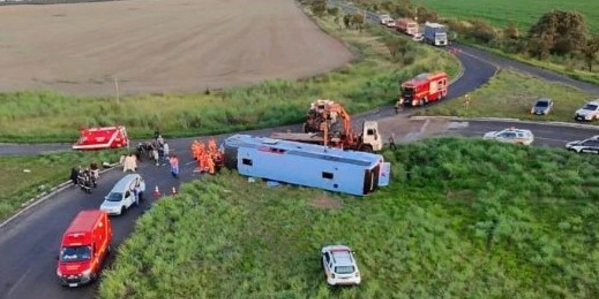 Capotamento de ônibus deixa 10 mortos e 16 feridos