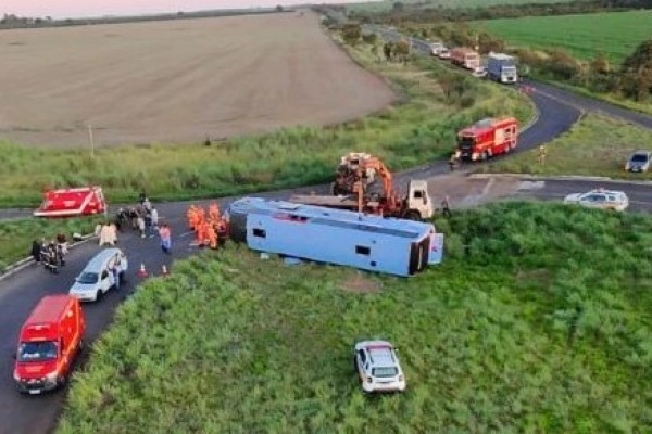 Capotamento de ônibus deixa 10 mortos e 16 feridos